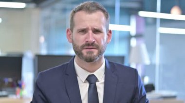 Ofiste Hayal kırıklığına uğrayan Genç İşadamı Portresi