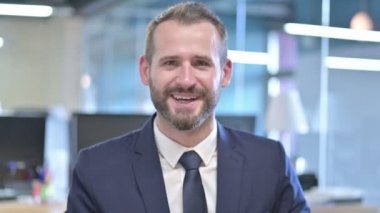 Başarılı İşadamının Portresi İki Yumrukla Kutlama