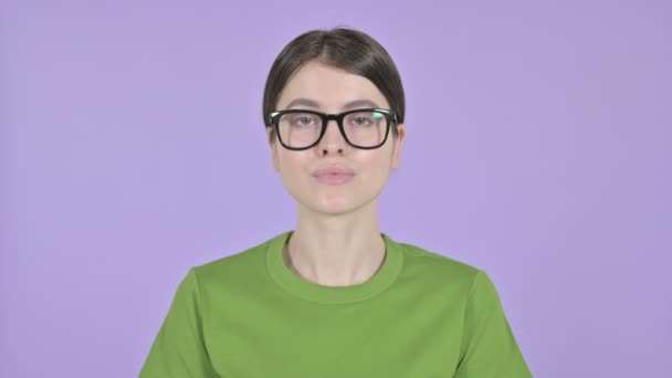 Ehrgeizige junge Frau wird auf rosa Hintergrund überrascht — Stockvideo