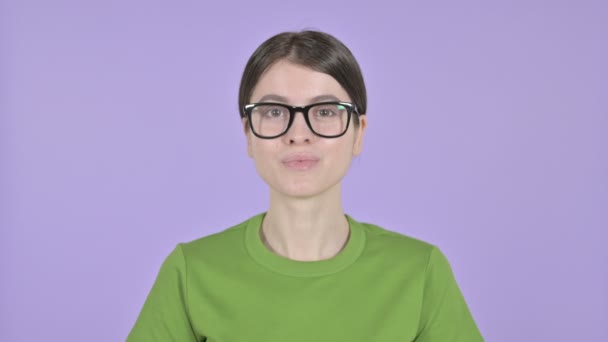 Junge Frau klatscht mit den Händen auf rosa Hintergrund — Stockvideo