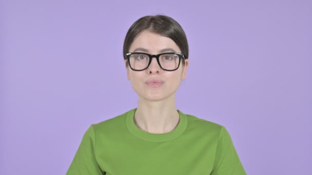 Attraktive junge Frau gibt Fliegenkuss auf rosa Hintergrund — Stockvideo
