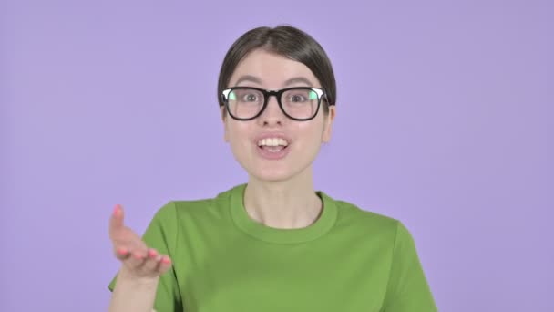 Ehrgeizige Frau unterhält sich auf rosa Hintergrund — Stockvideo