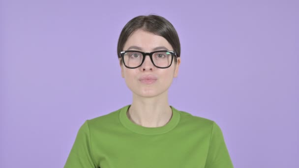 Kranke junge Frau mit Zahnschmerzen auf rosa Hintergrund — Stockvideo