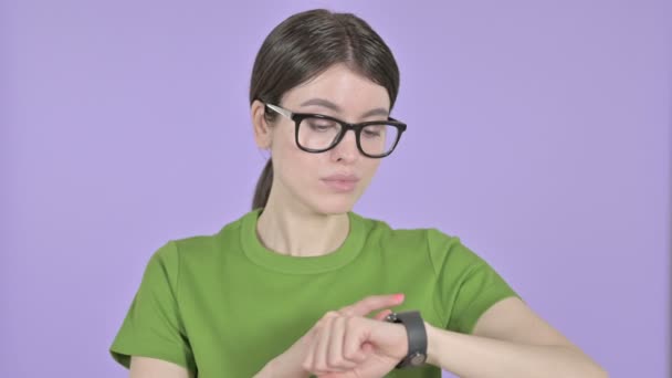 ピンクの背景にスマートウォッチを使用して若い女性 — ストック動画
