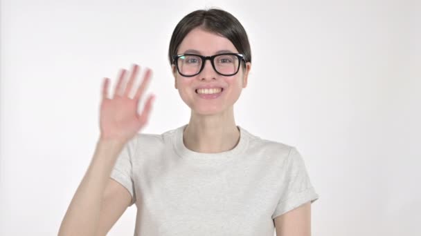 Giovane donna che saluta mano a macchina fotografica su sfondo bianco — Video Stock