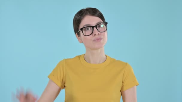 Fröhliche junge Frau zeigt ok Zeichen mit der Hand auf lila Hintergrund — Stockvideo