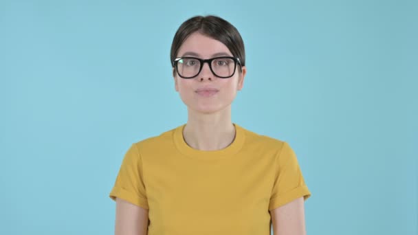 Nyfiken ung kvinna känner sig chockad på lila bakgrund — Stockvideo