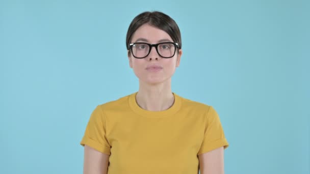 Красива молода жінка вказує на камеру на фіолетовому тлі — стокове відео