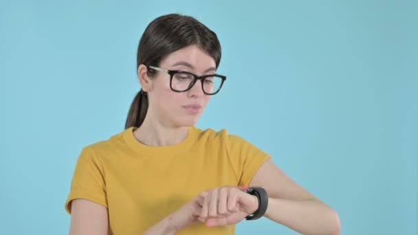 Молодая женщина с помощью Apple Watch на фиолетовом фоне — стоковое видео