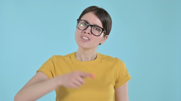 Mujer joven enojada discutiendo sobre fondo púrpura — Vídeos de Stock