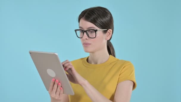 Mujer joven profesional trabajando en la tableta sobre fondo púrpura — Vídeos de Stock