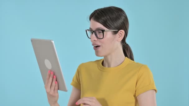 Jeune femme vidéo appelant sur tablette sur fond violet — Video