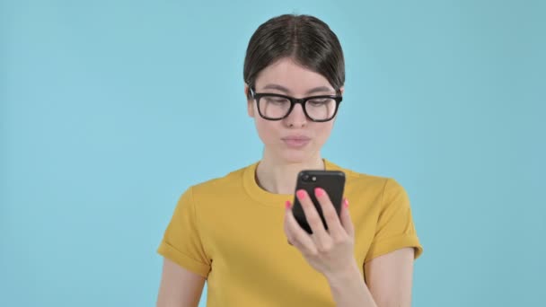 Jeune femme déçue se sentant triste tout en utilisant téléphone sur fond violet — Video