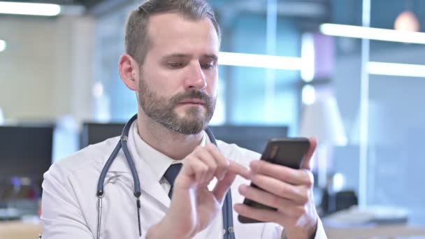 Retrato de Doctor joven serio usando Smartphone — Vídeos de Stock