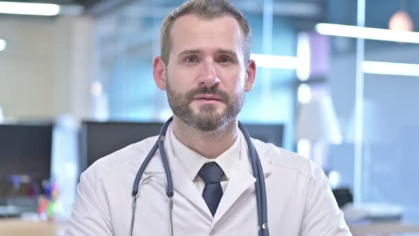 Portrait de jeune médecin ambitieux ayant une conversation — Video