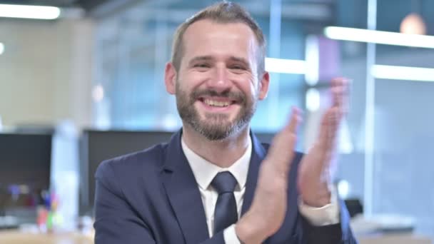 A fiatal üzletember arcképe Mosolygás és tapsolás az irodában — Stock videók