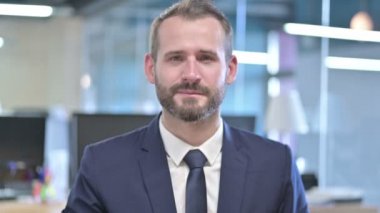 Neşeli Genç İş Adamının Başparmaklarını Gösteren Portresi