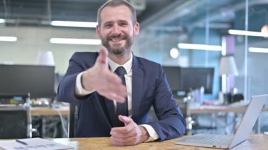 Neşeli Genç İş Adamı Ofiste Tokalaşma Teklifi
