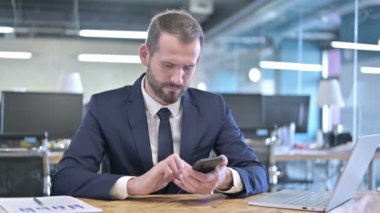 Genç İşadamı 'nın Smartphone' a sinirlenmesine şaşırdım.