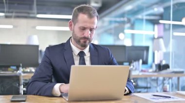 Genç İşadamı Bilgisayarda Düşünüyor ve Çalışıyor