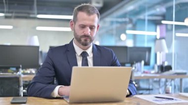 Ofis Masasındaki Laptop 'ta çalışan hırslı bir iş adamı.