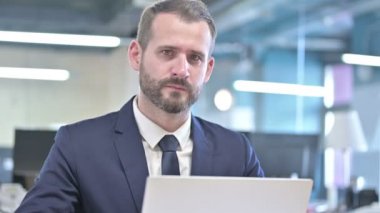 Hırslı İşadamının Başparmaklarını Aşağı Gösteren Portresi