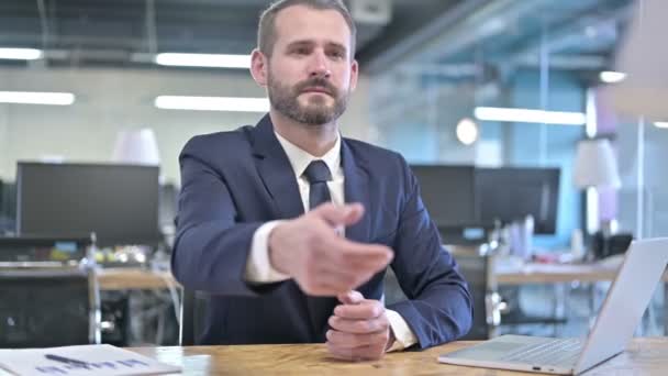 Hırslı Genç İş Adamı Ofiste Belgeler Aldı — Stok video