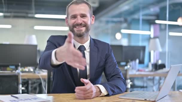 Jovem Empresário alegre oferta apertando a mão no escritório — Vídeo de Stock