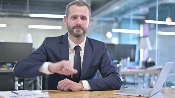 Skuffet ung forretningsmand viser tommelfingre ned – Stock-video