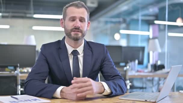 Joven Empresario Conversando en Escritorio de Oficina — Vídeos de Stock