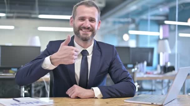 Jovem empresário alegre mostrando polegares para cima — Vídeo de Stock