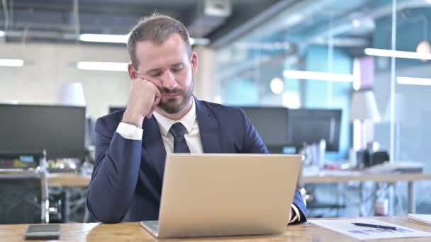 Sonolento Jovem Empresário tendo rápido Nap na mesa de escritório — Vídeo de Stock