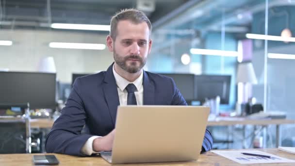 Knappe zakenman doet videochat op laptop — Stockvideo