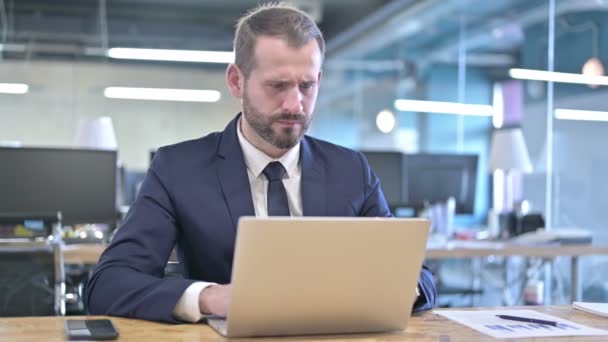 Geschokt Jonge zakenman krijgt overstuur in Office — Stockvideo