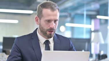 Şok Olan İşadamının Portresi Ofiste Üzülüyor