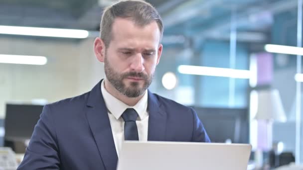 Retrato del hombre de negocios con dolor de cabeza en la oficina — Vídeos de Stock