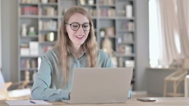 Laptop 'ta Video Sohbeti Yapan Genç Kadın Portresi