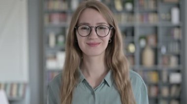 Neşeli Kadın Portresi Başparmakları Gösteriyor