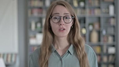 Hırslı Kadın Portresi Başparmakları Aşağı Gösteriyor