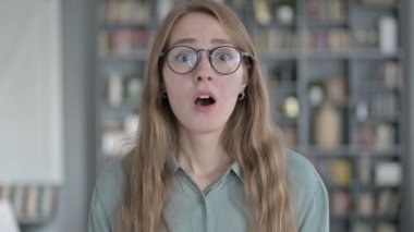 Ofiste Hayal kırıklığına uğrayan Kadın Portresi