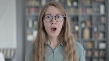 İki Yumrukla Kutlayan Başarılı Kadın Portresi