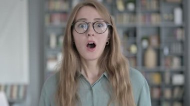 Şok Olan Kadın Portresi Ofiste Şaşırdı