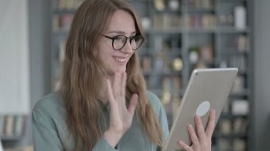 Tablet 'te Video Sohbeti Yapan Genç Kadın Portresi