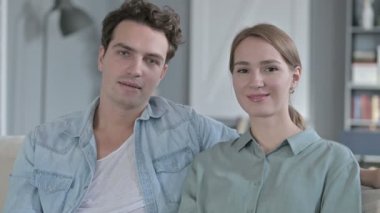 Mutlu Çift Portresi Gülümseyen ve Kameraya Bakan