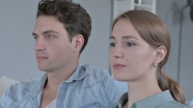 Neşeli bir çiftin Dönüşü ve Kameraya Bakışı ve Gülümseyişi