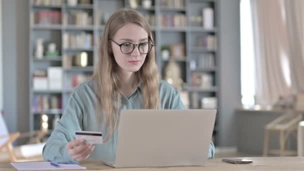 Портрет молодой женщины, осуществляющей онлайн оплату кредитной картой — стоковое видео