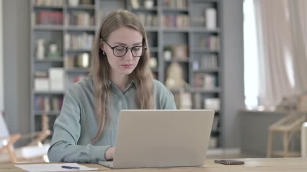 Porträt einer seriösen Frau, die am Laptop arbeitet — Stockvideo