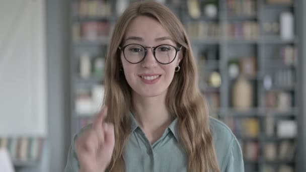 Porträt einer fröhlichen Frau, die mit dem Finger zeigt und einlädt — Stockvideo