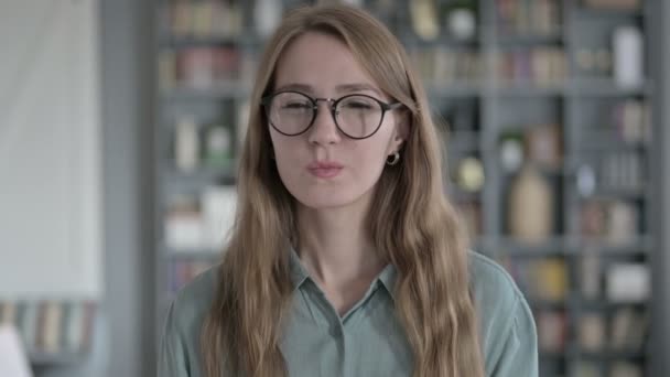 Портрет молодой женщины, говорящей "Нет" знаком "Палец" — стоковое видео