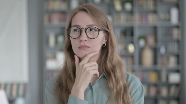 Porträt einer jungen Frau, die denkt und sich eine Idee macht — Stockvideo